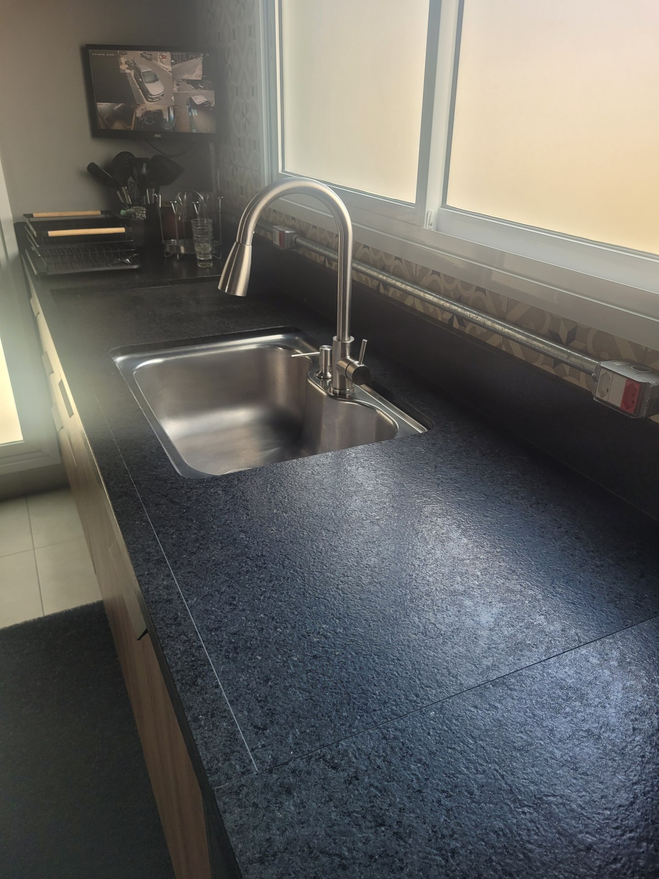 Pia de cozinha em Granito Preto São Gabriel escovado com cuba de inox sob a janela