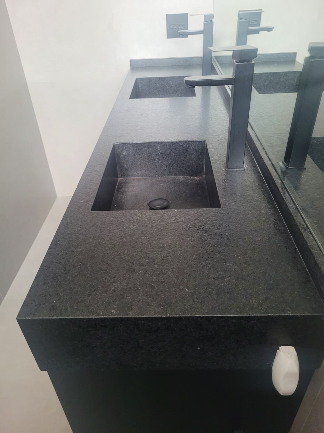 Detalhe de uma das cubas esculpidas no lavatório de granito