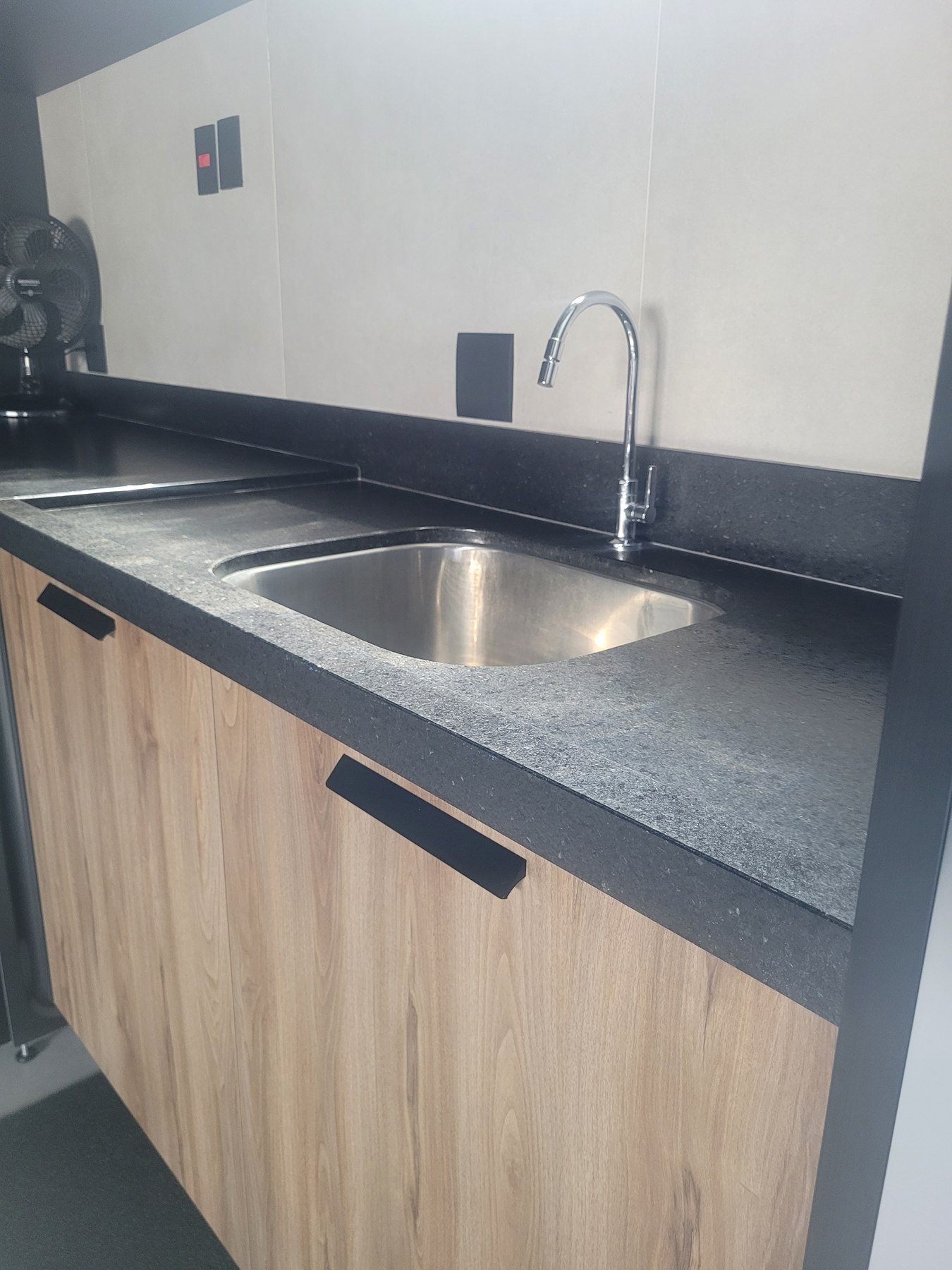 Bancada de área de serviço em Granito Preto São Gabriel escovado com cuba de inox