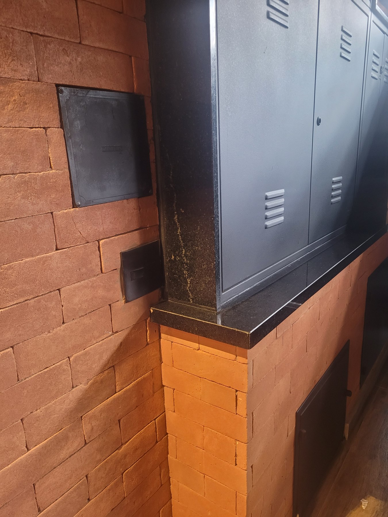 Detalhe do requadro em Granito Preto São Gabriel ao redor de quadro de luz em área externa