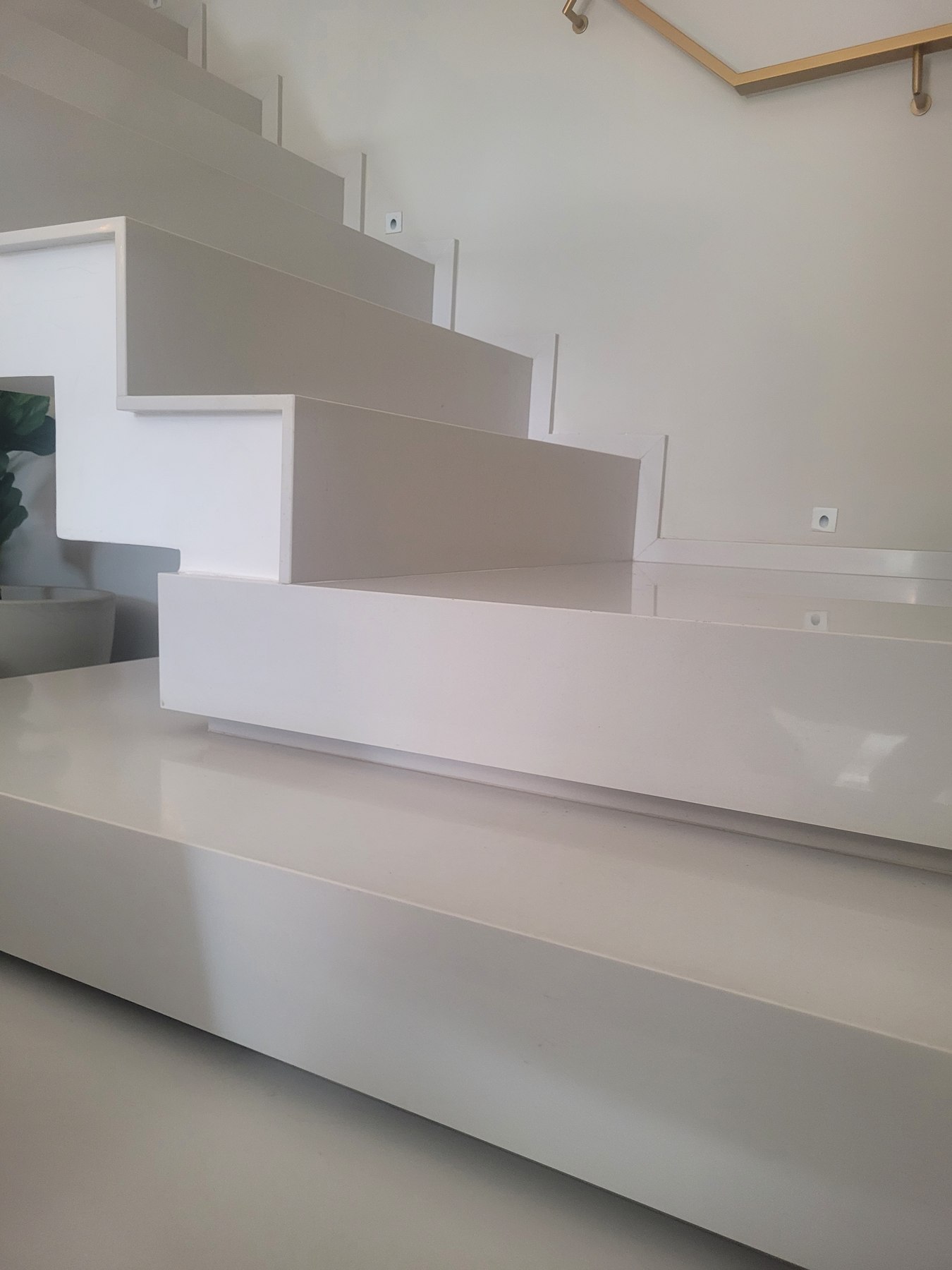 Escada revestida em Quartzo Branco com degraus e espelhos no mesmo material