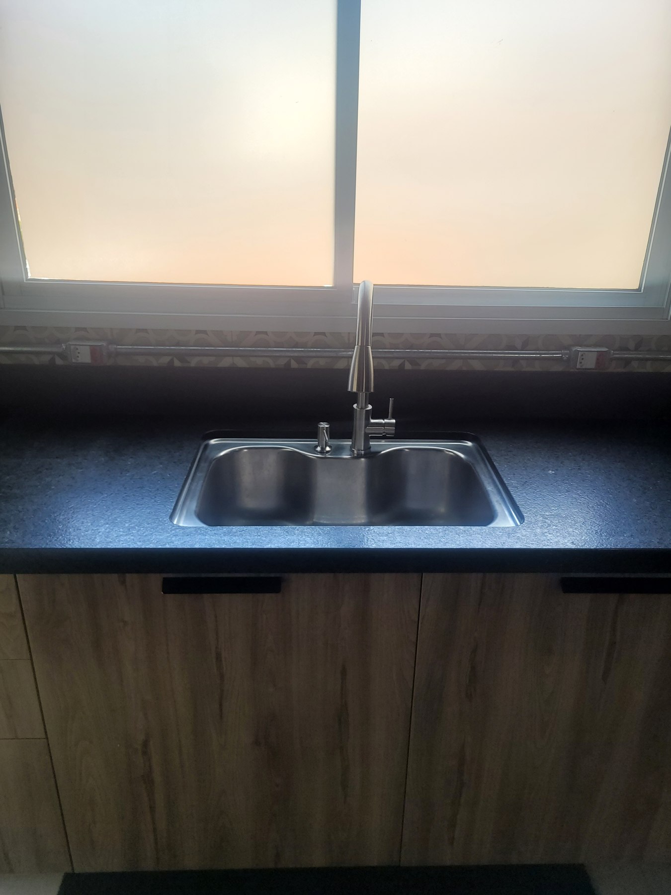 Vista frontal da pia de cozinha com cuba de inox