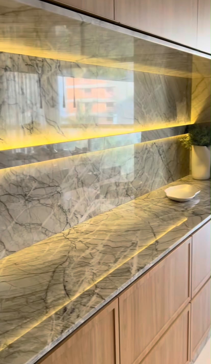 Balcão e painel de cozinha em quartzito Vancouver com iluminação LED e veios cinza-escuros