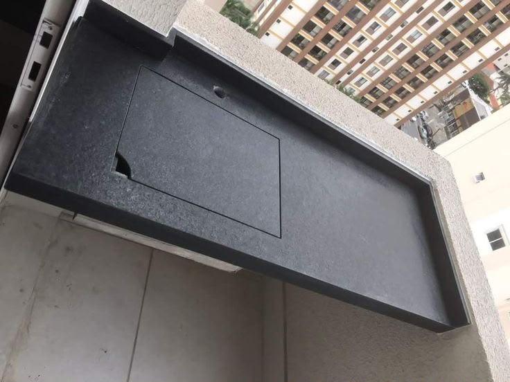 Pia em Granito Preto São Gabriel escovado com tampa oculta integrada à bancada